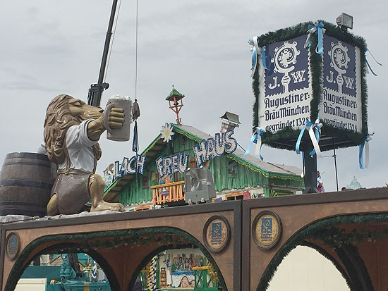 Festhalle Bayernland und das Lach+Freu Haus beim Aufbau Frühlingsfest München 2018 am 15.04.2018  (©Foto: Martin Schmitz)